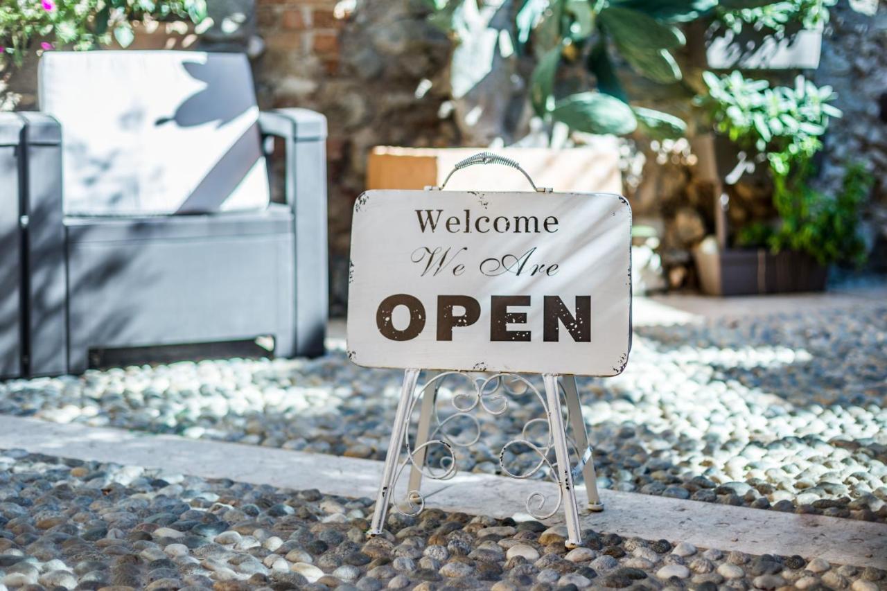 Antico Borgo Con - Adults Only Couette-café Manerba del Garda